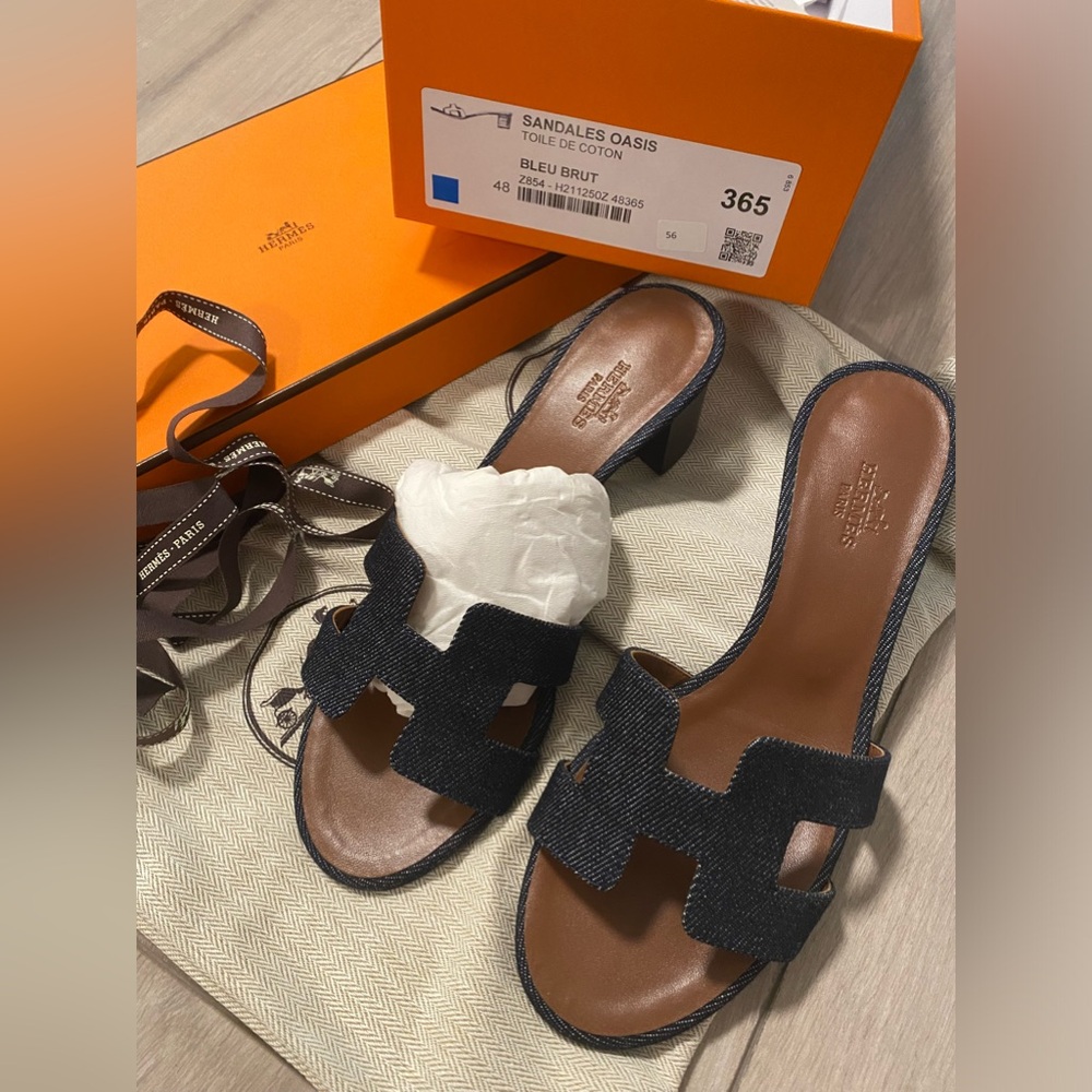 High heel sandal in denim with iconic "H" cut-out. With Anti dust bag and box
